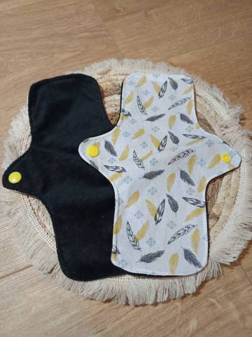 Serviette hyginique lavable rutilisable Plumes jaune et noir 