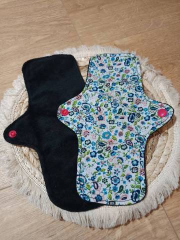 Serviette hyginique lavable rutilisable Fleurs bleues vertes roses